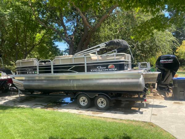 Photo 2019 Party Barge 22DLX Tracker (only 84 hours) $38,500