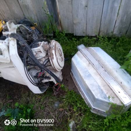 Photo 35 hp boat engine has compression $100