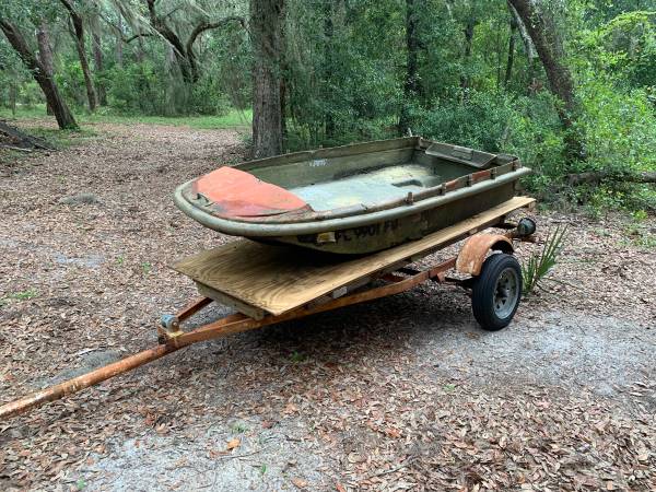 Photo HOMEMADE BOAT - NEEDS WORK- DELIVERY AVAILABLE $300