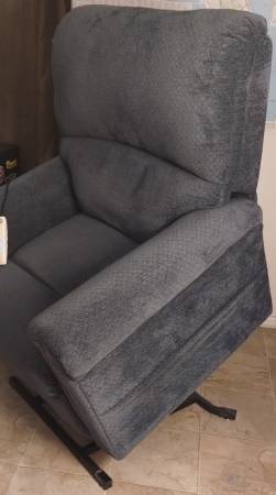 Photo Serta Lift Chair recliner $450