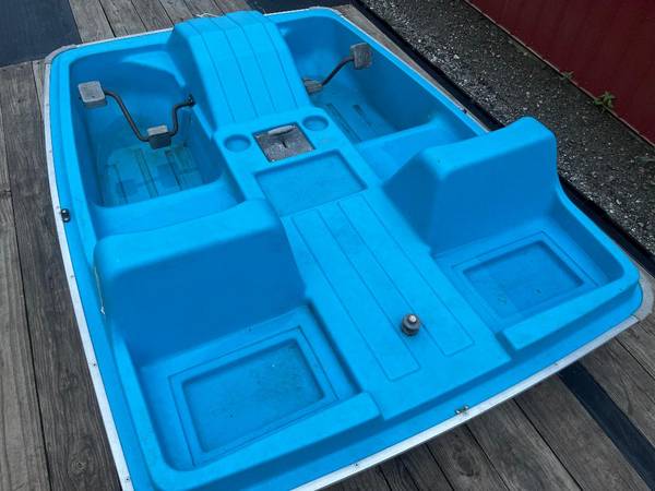 Photo Pedal Boat, Dolphin $500