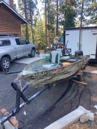 Photo 12 foot fishing boat for sale $800