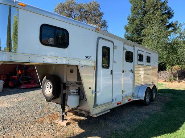 Photo 3H GN Living Quarters horse trailer $33,500