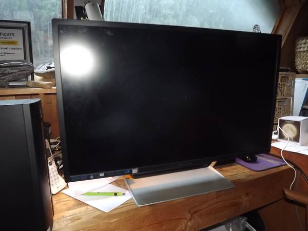 HP Pavilion 32q (32 in.) monitor $250