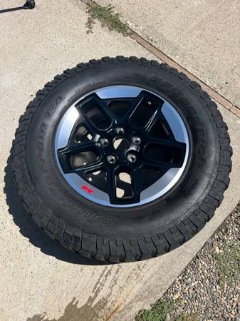 Photo Jeep Wrangler Rubicon wheels and BF goodrich 28570r17 tires $350