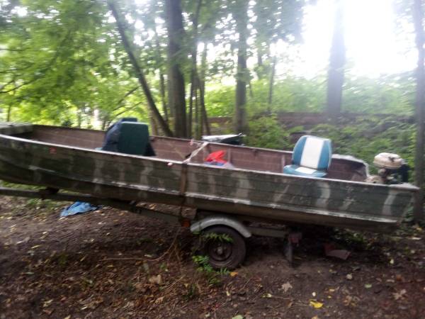 Photo 16ft aluminum boat with motor and trailer $1,350