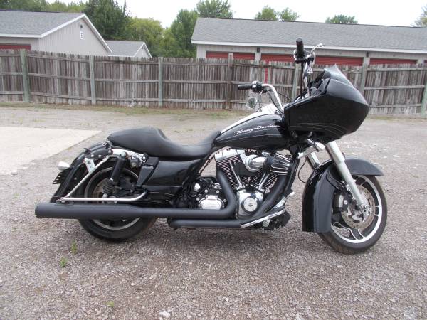 Photo 2012 Harley Davidson Roadglide FLTRX Only 17,000 miles $8,650