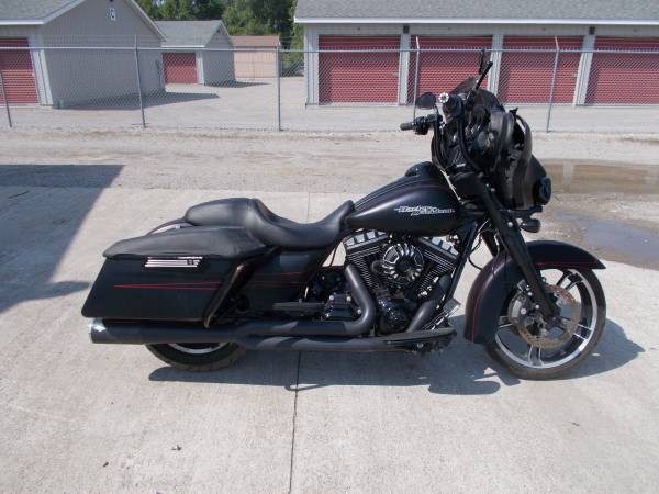Photo 2015 Harley Davidson Streetglide Special Flat Black Only 27,000 miles $9,950