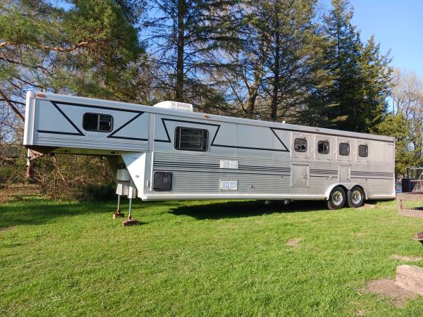 Photo 4 Horse trailer full living quarters $19,500