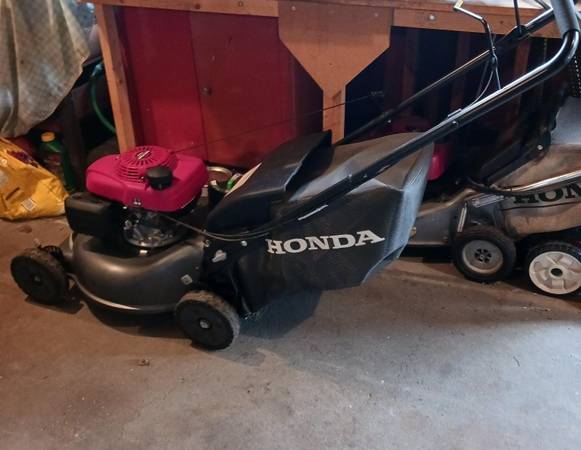 Photo 21 Inch Honda Self-propelled Rear Bagger Lawn Mower $600