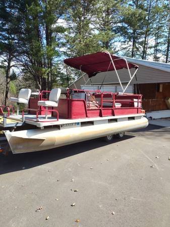 Photo 20 ft pontoon boat 35hp no trailer $4,500