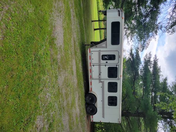 Photo Horse trailer 5th wheel $14,000