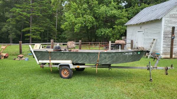 Photo 15HP Boat with deck $2,500