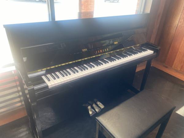 Photo BRAND NEW YAMAHA STUDIO PIANO NEW NEW NEW FREE DELIVERY $6,250