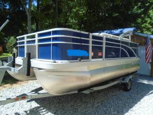 Photo 2021 18 ft. Bennington Pontoon Boat and Trailer $26,500