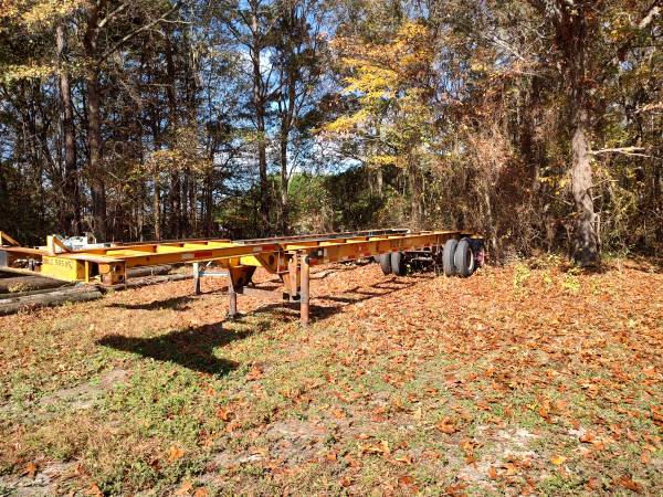 Photo 40 ft trailer chassis $2,900