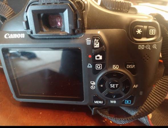 Photo Canon Rebel 3t EOS 1100D Camera with extra lens and bag $300