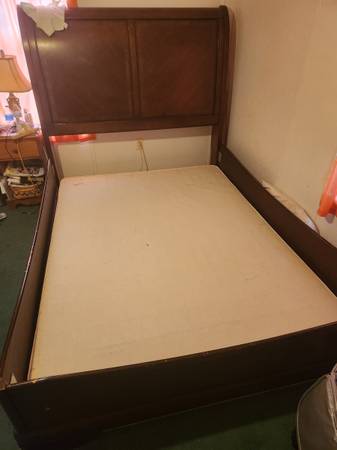 Photo Sleigh Bed frame (Queen) $50