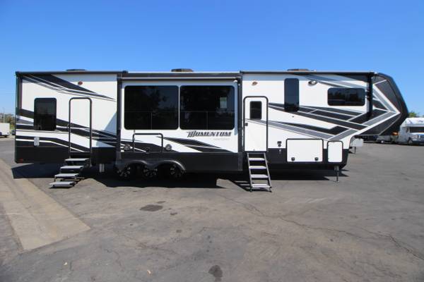 Photo 2020 Momentum 39Ft Toy Hauler Fifth Wheel W 3 Slide Outs Generator $79,995