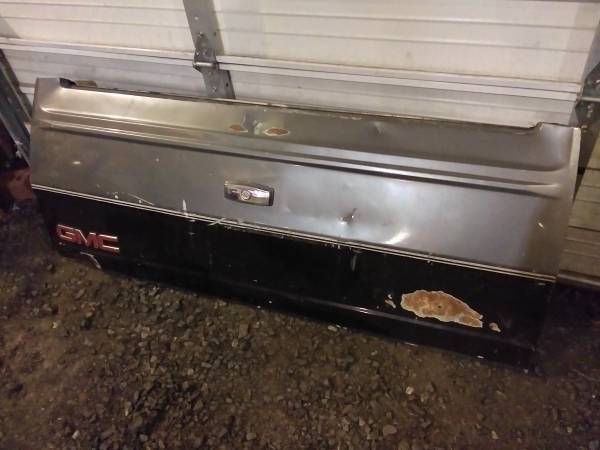 Photo 1973-1991 Chevy GMC Squarebody Suburban tailgate $20