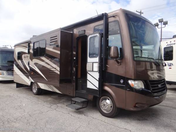 Photo 2014 Newmar Bay Star 3215 Triple Slide, East-West Queen Bed $79,995