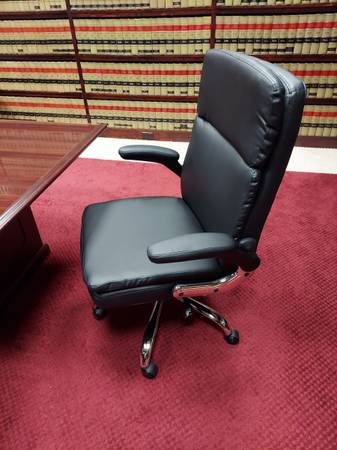 Photo NEW EXCLUSIVE HIGH BACK EXECUTIVE FAUX LEATHER CHAIR $195