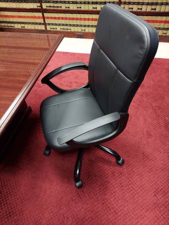 Photo NEW SWEDISH MIDSIZE CONFERENCE OR DESK LEATHER CHAIR - $95 (NEW MARKET VA)