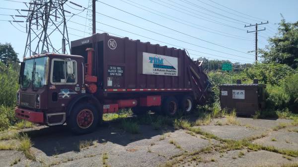 Photo 1990 Mack 600 MR60 Garbage Truck With Leach Packmaster $20,000