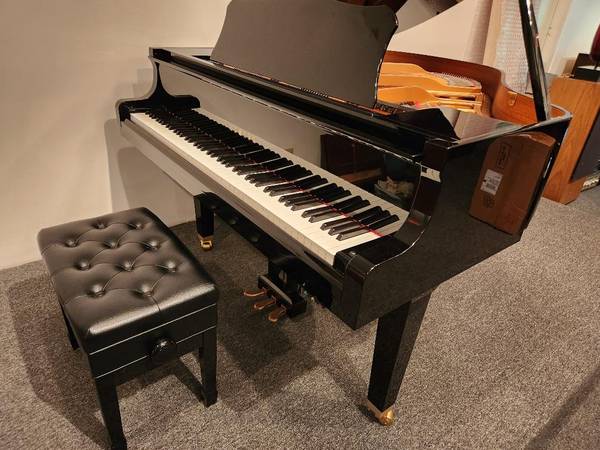 BABY GRAND PIANO 2000 YAMAHA, 5 3, Polished Ebony, Like New $6,900