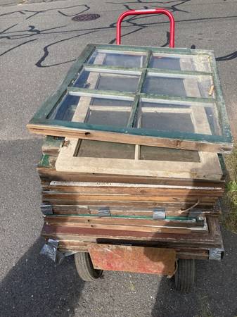 Photo CURB ALERT PLAINVILLE OLD WOOD FRAME WINDOWS, AIR CONDITIONER