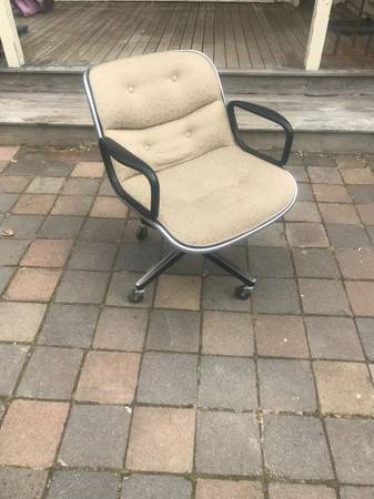 Photo Charles Pollock executive chair by Knoll A37 $200