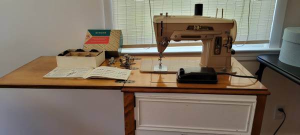 Photo SOLD Singer sewing machine class 403 $50