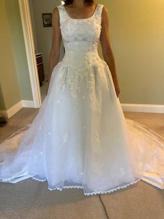 Photo Sleeveless A-line wedding gown $250