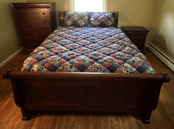Photo Sleigh Bed Queen bedroom set $500
