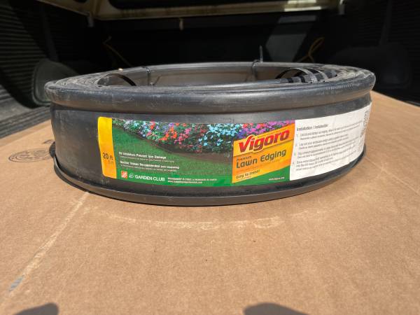 Vigaro 20 ft. x 0.5 in. x 4.5 in. Black Plastic Lawn Edging $20