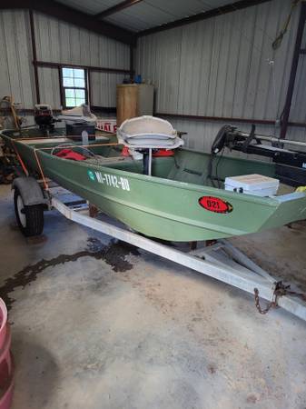 Photo Jon boat with trailer, motor, trolling motor $2,000