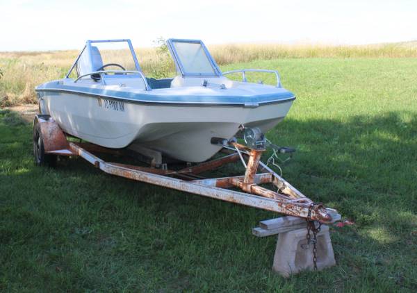 Photo Glastron Trihull Boat $1,200