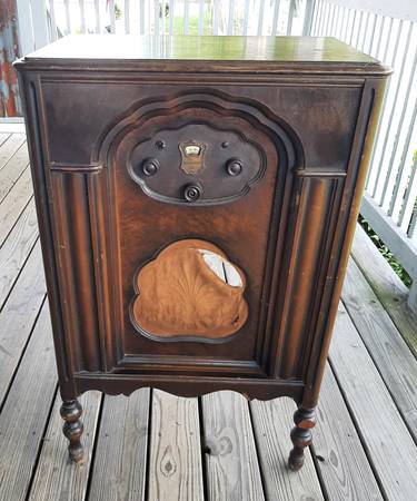Vintage Wooden Radio Case $70