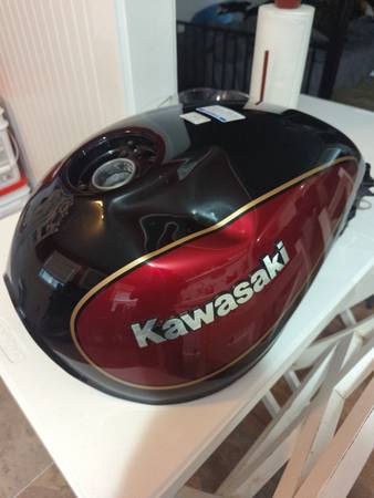 Photo 2023 Kawasaki Z900rs gas tank dented $500