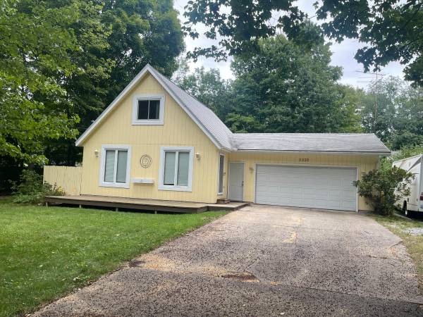 3 BEDROOM HOME WITH A COTTAGE VIBEWALKING DISTANCE TO LAKE MICHIGAN $1,800