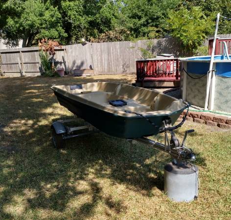 Photo 12 ft Boat and Trailer $700