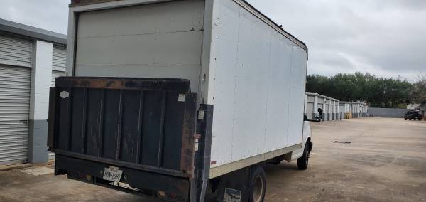 Photo 2005 Chevy Box Truck with Lift 14ft - $7,800 (Sugarland)