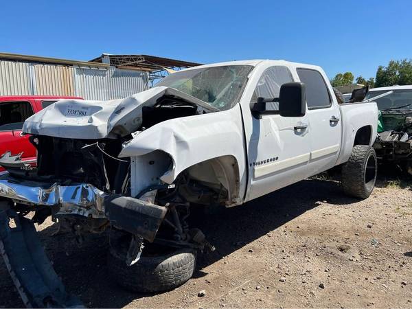 Photo 2007 CHEVY SILVERADO 1500 5.3L 4X4 FOR PARTS ONLY