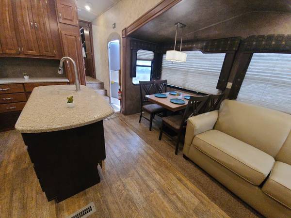 Photo 2015 5th Wheel RV by Forest River Silverback trailer $6,000