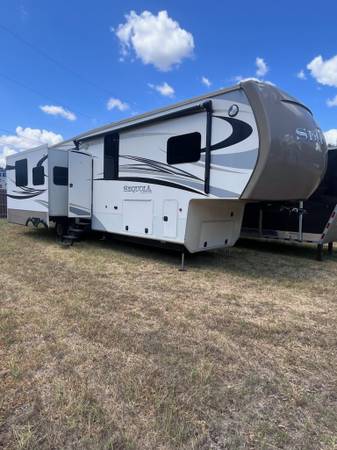 Photo 2015 Sequoia by redwood fifth wheel trailer $29,500