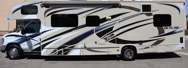 Photo 2016 Thor Outlaw Toy Hauler Class C Motorhome Clean Title $52,500