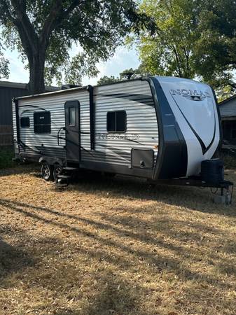 Photo 2016 nomad 31 foot sleeps six Power slide out $14,600