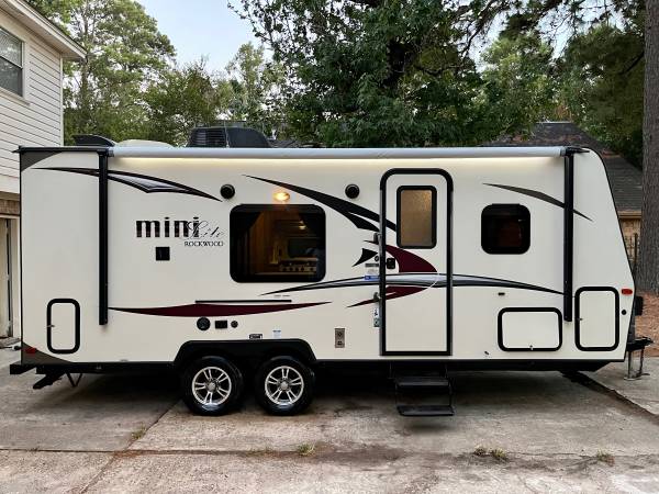 Photo 2017 ROCKWOOD MINI LITE 24ft ONLY 4200 POUNDS WITH SLIDE $16,900