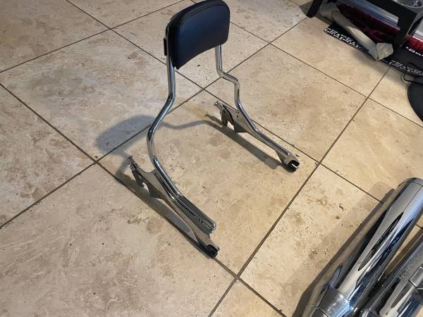 Photo 2018 fat boy exhaust and back rest $300