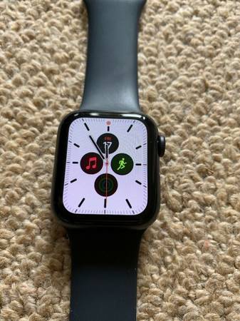 Photo Apple Watch Series 5 40mm Space Gray Aluminum Case with Black Sport $300